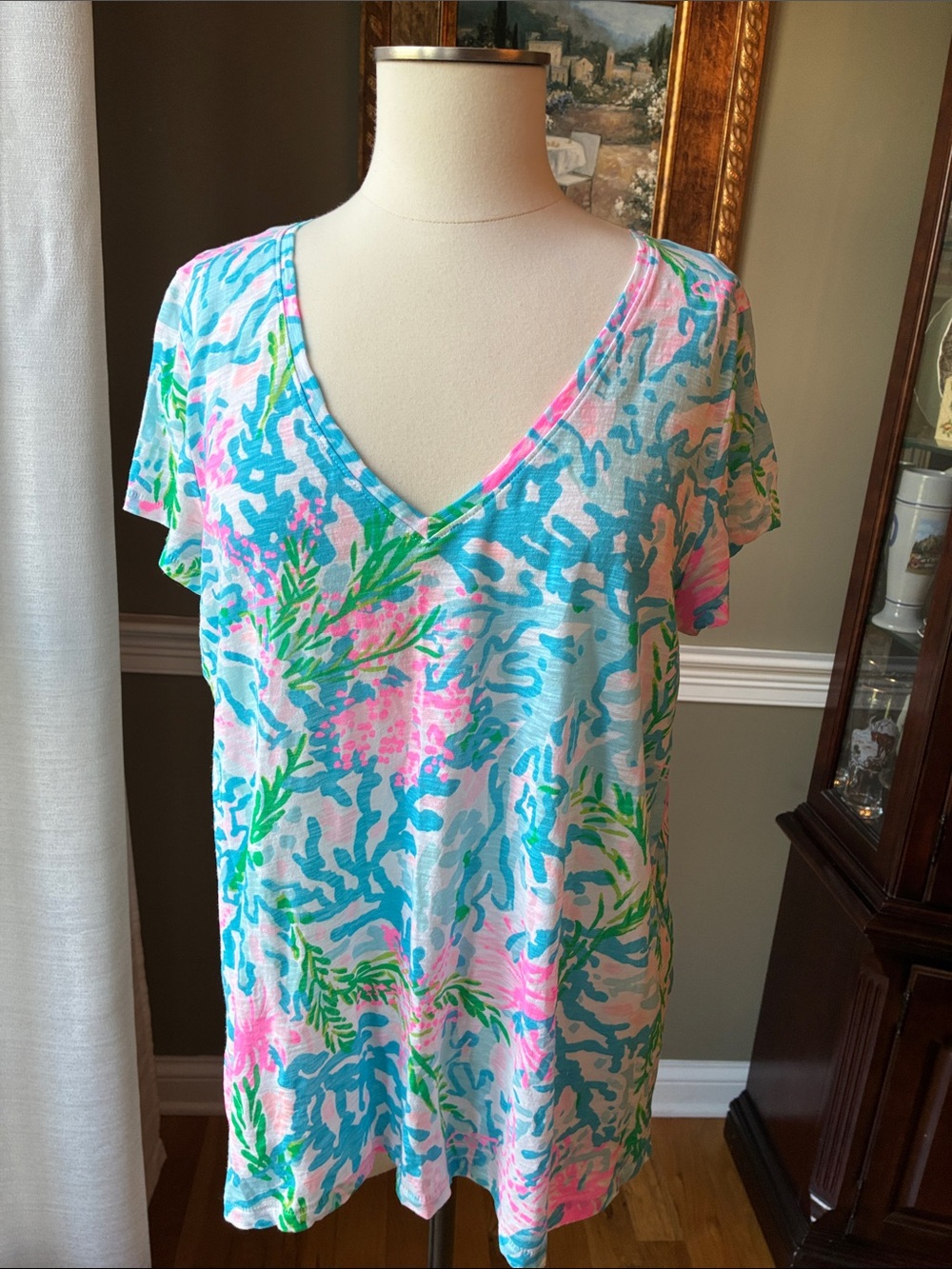 Lilly Pulitzer V-Neck Short Sleeve Tee   Size Large